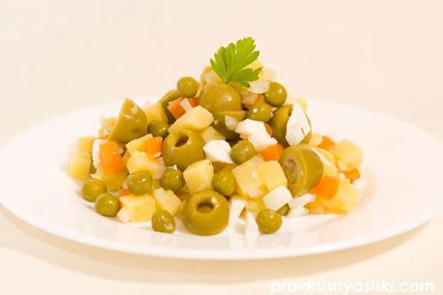 Салат «Оливье» из овощей с яйцами, зелеными оливками и майонезным соусом