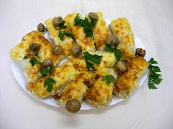 Филе карпа, запеченное с картофелем и грибами под сметанным соусом