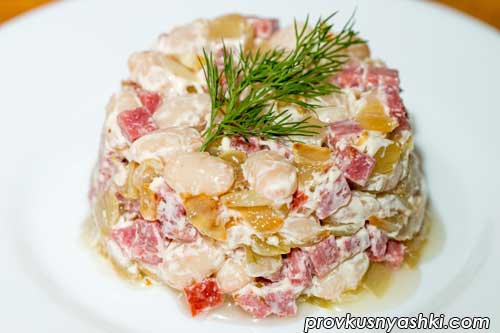 Салат из фасоли с колбасой и жареным луком