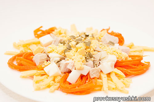 Салат из куриного мяса, яиц, сыра и моркови «по-корейски»