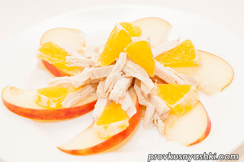 Салат из куриного мяса с яблоком и апельсином