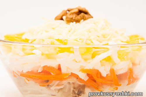 Слоеный салат из куриного мяса, яиц, сыра, апельсина и моркови «по-корейски»