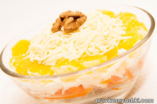 Слоеный салат из куриного мяса, яиц, сыра, апельсина и моркови «по-корейски»